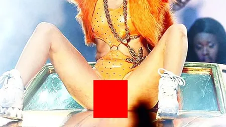 Miley Cyrus le-a făcut pe TOATE. Şi-a DESFĂCUT LARG picioarele şi le-a arătat fanilor ce are mai INTIM FOTO