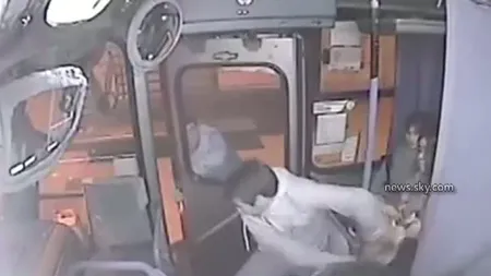 SCENE INCREDIBILE: Ce a păţit un hoţ care a încercat să fure geanta unei femei, într-un autobuz VIDEO
