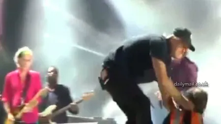 Incident la un concert The Rolling Stones: Un bărbat a dat buzna pe scenă VIDEO