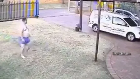 Hoţi umiliţi în Africa de Sud: Au fugit mâncând pământul VIDEO