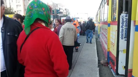Momente cutremurătoare în plină stradă. O femeie a fost TĂIATĂ ÎN DOUĂ de tramvai