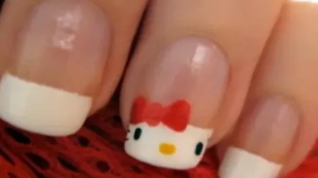 Iata cum o poţi desena pe Hello Kitty pe unghii