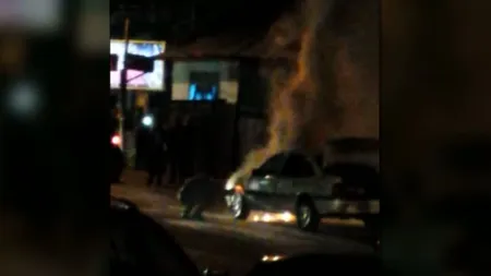 Scene de groază în Suceava: Maşina unui şofer a luat foc în mers VIDEO