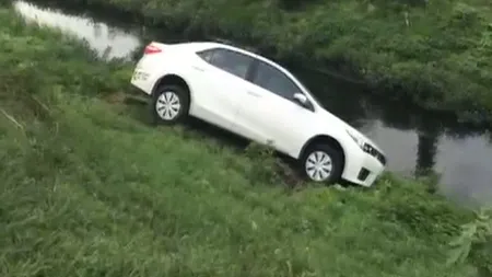 Un şofer beat a ajuns cu maşina în apă, după ce a confundat pista de biciclete cu strada VIDEO