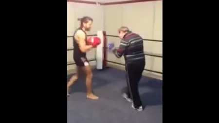 Un MOŞ CHELIOS a intrat în ringul de BOX cu un bărbat cu muşchi. Modul inedit în care s-a terminat lupta