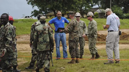 Pentagonul luptă cu EBOLA: Toţi MILITARII care vin din misiuni, din Africa de Vest, vor fi puşi în CARANTINĂ