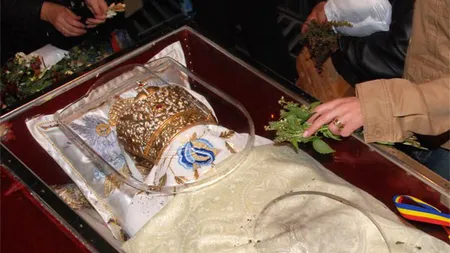 SF. PARASCHEVA. MINUNI la racla Cuvioasei din Iaşi. Medicii nu le dădeau vreo şansă, dar credinţa i-a VINDECAT