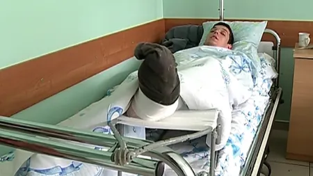 Accident stupid: A pus pariu că nu păţeşte nimic dacă sare de la etajul al III-lea...