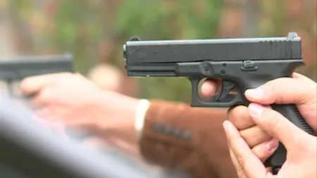 Românii care deţin arme, obligaţi să meargă periodic, pentru instruire, în poligoanele de tragere