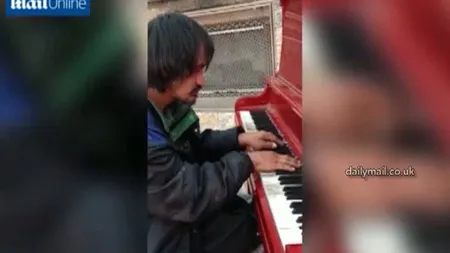 Moment emoţionat: O persoană fără adăpost cântă minunat la un pian abandonat de pe stradă VIDEO