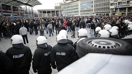 Germania: 44 de poliţişti au fost răniţi la Koln în confruntările cu huliganii
