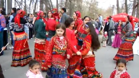 Soluţie DRASTICĂ. Un primar vrea autobuze speciale pentru romi