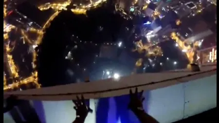 Salt spectaculos cu PARAŞUTA de pe un ZGÂRIE-NORI: Nu o să îţi vină să crezi unde au aterizat NEBUNII VIDEO