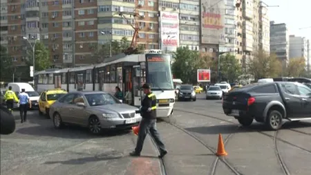 Accident GRAV în Capitală. Un tramvai s-a ciocnit cu un autobuz: 11 persoane sunt rănite