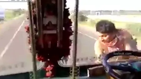 Scene şocante surprinse în Asia: Un şofer de camion se caţără pe bordul maşinii în timpul mersului VIDEO