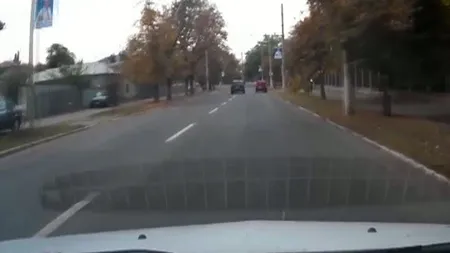 Şmecher cu maşină de lux, filmat când intră într-un stâlp de electricitate VIDEO