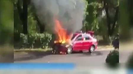 Un Logan a luat foc în timpul mersului in Chişinău VIDEO