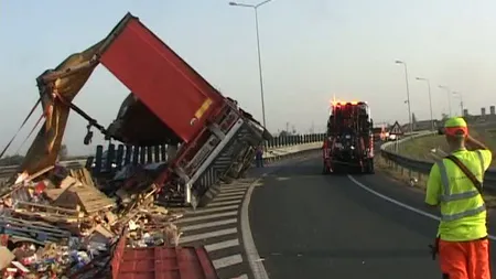 Tone de Ketchup, muştar şi biscuiţi au acoperit Autostrada Arad-Timişoara, din cauza unui TIR răsturnat VIDEO