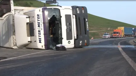 Un TIR încărcat cu cărămidă s-a răsturnat în Caraş-Severin