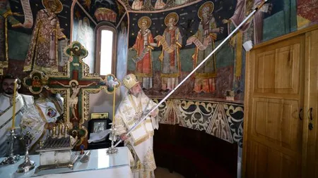 TRAFALETUL SE ÎNTOARCE. Patriarhul Daniel a scos de la naftalină celebrul miruitor cu tijă