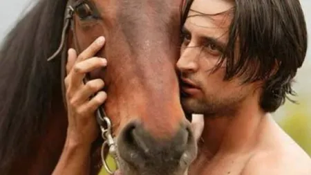 Tatăl actorului Denis Ştefan, căutat de poliţişti după ce a ÎNJUNGHIAT un bărbat