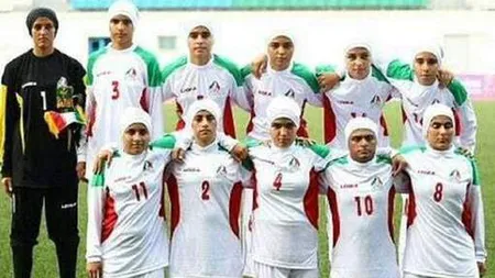 Depistaţi intruşii! Patru dintre jucătoarele naţionalei de fotbal a Iranului sunt bărbaţi
