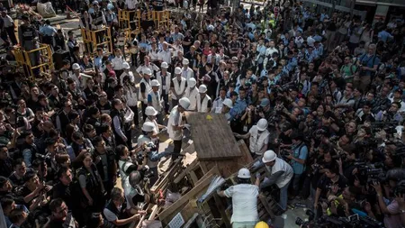 În Hong Kong se dărâmă baricadele: Poliţia a făcut 80 de arestări în rândul protestatarilor