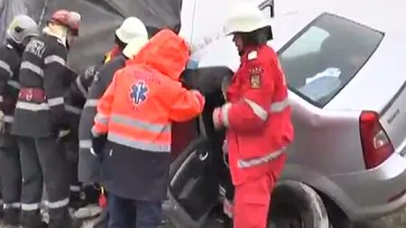 Un şofer, rănit grav după ce o remorcă desprinsă de o dubă i-a lovit maşina în plin VIDEO