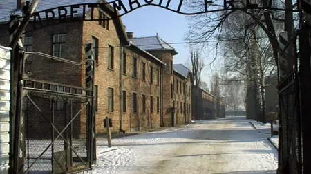 Poarta cu celebra inscripţie nazistă 