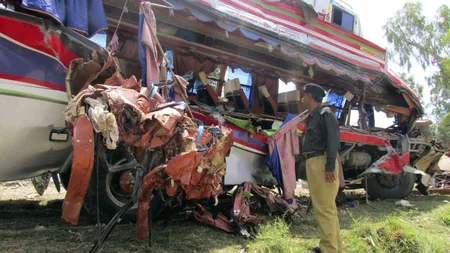Pakistan: Cel puţin 56 de morţi în urma unui accident de autocar
