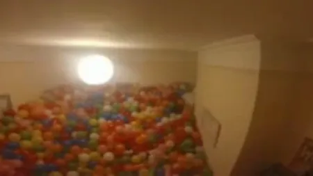 GLUMĂ UMFLATĂ cu aer din PLĂMÂNI. Reacţia unui STUDENT când găseşte camera plină cu 5000 de BALOANE VIDEO