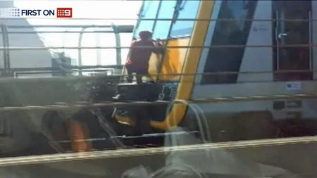 NU faceţi ca ei: Tinerii australieni practică SURF pe ŞINELE de tren VIDEO