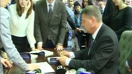 Klaus Iohannis, autografe mai bine de trei ore. Mii de oameni au cerut semnătura noului preşedinte VIDEO