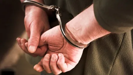 Tânăr de 19 ani reţinut pentru proxenetism. De unde racola tinerii pe care îi punea la dispoziţia clienţilor