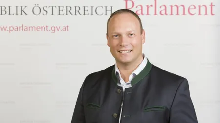 Un politican extremist austriac îi numeşte 