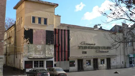 Cinematograful Tineretului, din Iaşi, a fost mistuit de flăcări