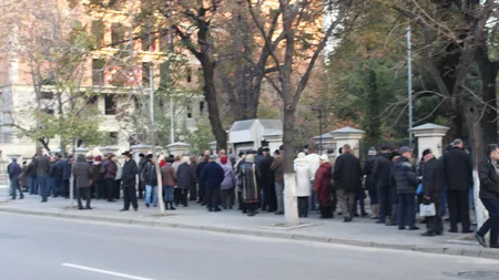 ALEGERI PREZIDENŢIALE 2014. Cozi URIAŞE şi revoltă la secţiile de votare din străinătate FOTO ŞI VIDEO