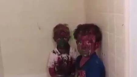 Să-i cerţi sau să râzi? Doi puşti au o reacţie DELICIOASĂ când sunt prinşi vopsiţi din cap până în picioare
