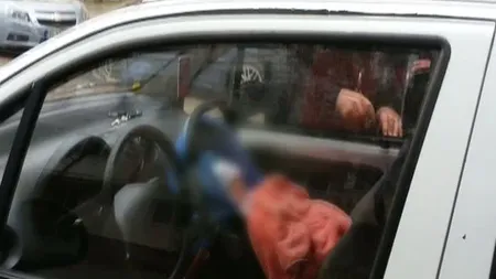 Bebeluş blocat în maşină, după ce mama a uitat cheile în contact. Cum a fost scos copilul VIDEO