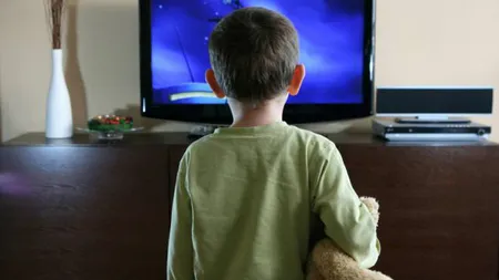 Impactul dezastruos pe care îl are televizorul asupra copiilor