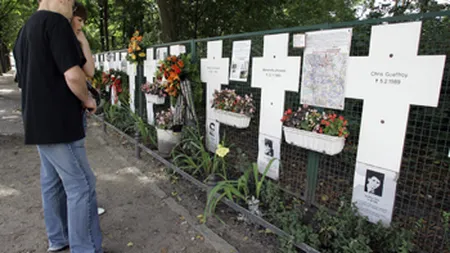 Mai multe cruci pentru victimele Zidului Berlinului, furate de către militanţi