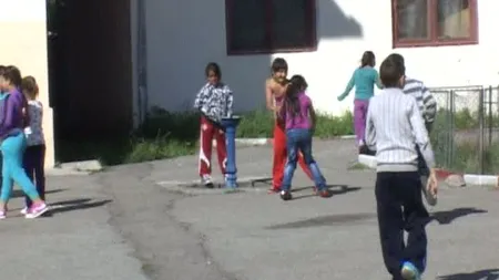 CUTREMURĂTOR. Un elev de 14 ani A MURIT ÎN CURTEA ŞCOLII sub ochii colegilor de clasă