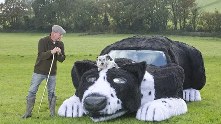Idee neobişnuită a unui fermier britanic: Şi-a transformat maşina într-un...câine ciobănesc gigant FOTO