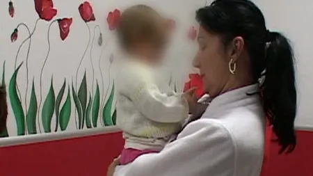 Gest ŞOCANT: Un tată şi-a abandonat fiica de numai câteva luni în gara din Baia Mare VIDEO