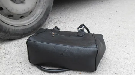 Ce au făcut doi tineri după ce au găsit pe stradă o geantă în care se aflau 1.300 de euro