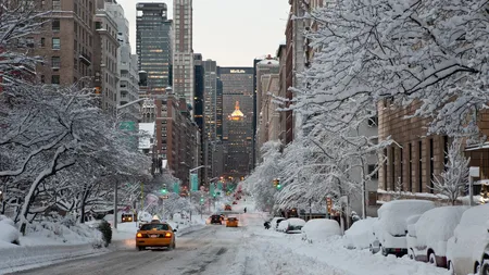 Vreme extremă în SUA: O furtună de zăpadă a blocat oraşul New York VIDEO