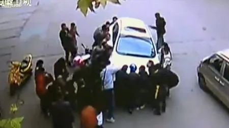 Gest emoţionant de solidaritate. O femeie a fost salvată de sub roţile unei maşini VIDEO