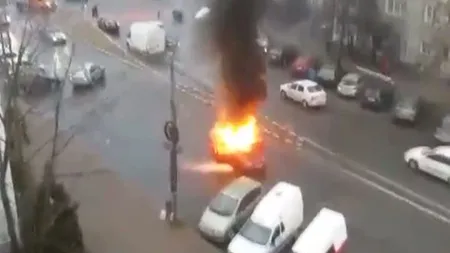 Maşini în FLĂCĂRI. Intervenţii dificile ale pompierilor VIDEO