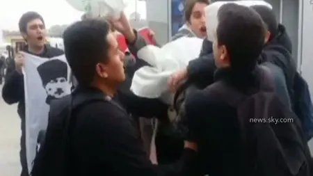 Incident scandalos la Istanbul: 12 turci arestaţi, după ce au atacat trei marinari americani VIDEO