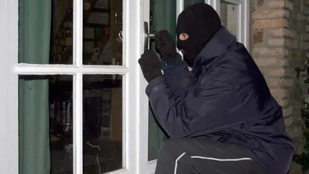 Jaf ca în filme într-o localitate din Sibiu: Bătrân legat de scaun şi ameninţat de cinci hoţi